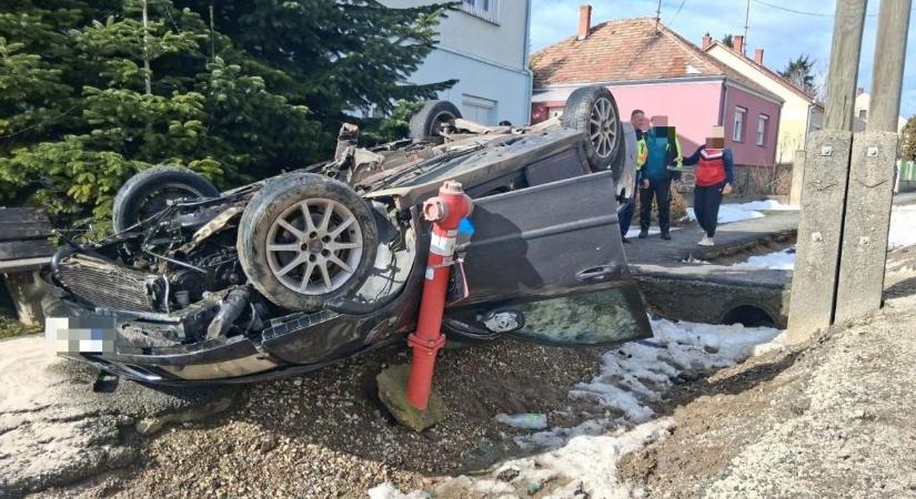 Tetejével a járdán állt meg a becsapódás után egy autó Simaságon - fotók