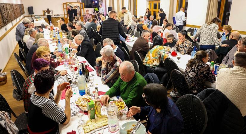 Vacsorával és táncos mulatsággal ünnepeltek a bátaszéki székelyek (videó)