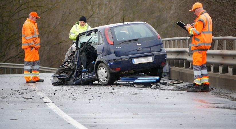 Nagy a baj! Feszítővágóval mentették ki a sofőrt – Fát szállító kamionnal ütközött