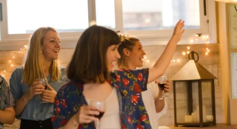 Offline buli: hogyan szervezz telefonmentes baráti estét?