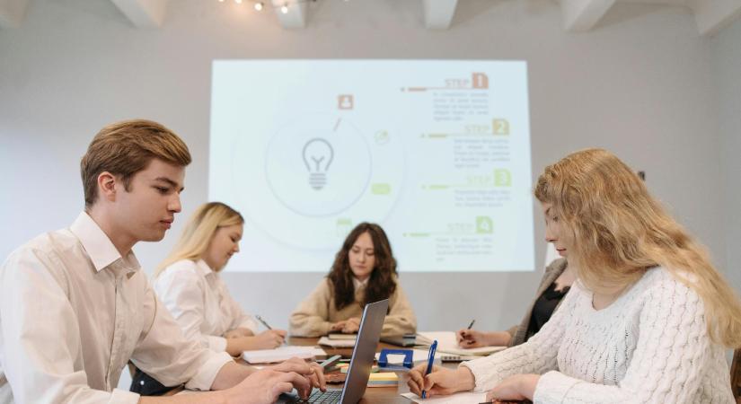 Nógrádi József: A magyar munkaerőpiac kijózanító, a fiataloknak adaptívnak kell lennie