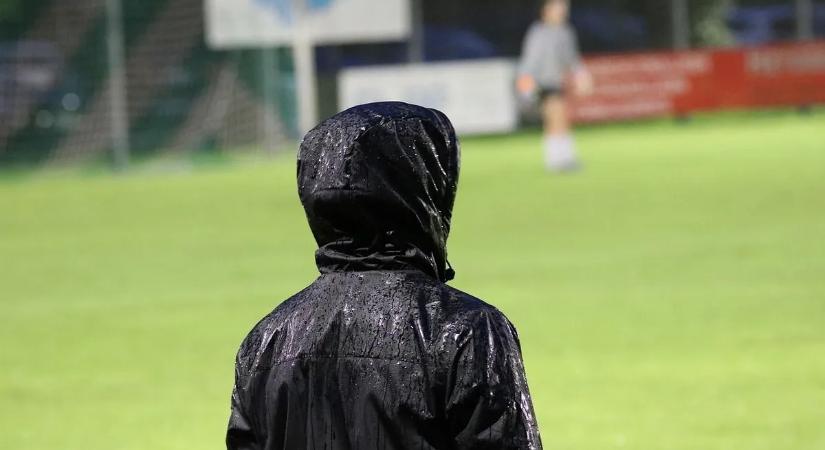 Nekiment a biztonsági őröknek a feldühödött vendégszurkoló, most bíróságon az ügy