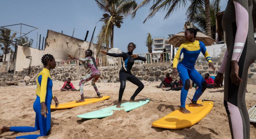 Lányok a hullámok tetején
