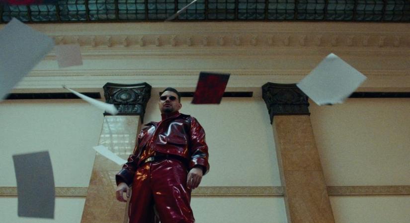 Egy évek óta üresen álló bankpalotában forgatta új klipjét Beton.Hofi