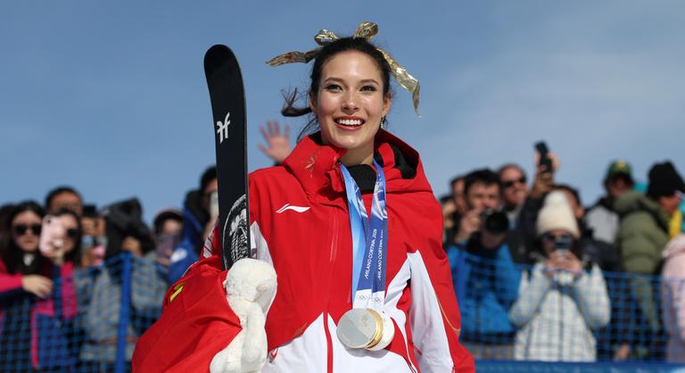 A sí- és szépségkirálynő válasza megsemmisítette a kukacoskodó riportert