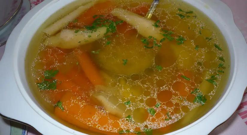 A húsleves főzésekor le kell önteni az első vizet, vagy nem? Egy szakács végre tiszta vizet önt a pohárba