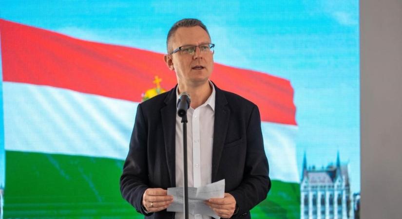 Rétvári Bence: a tiszások a laposföld-hívők vakhitével rendelkező háborútagadók, el a kezekkel az egyháztól!