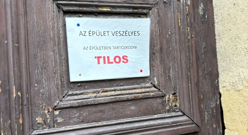 Veszélyes épület a pécsi belvárosban: változik a forgalmi rend (VIDEÓ)