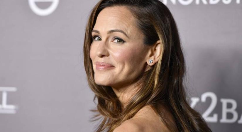 Az 53 éves Jennifer Garner dekoltázsa ellopta a show-t: szexi bőrruhában pózolt a színésznő