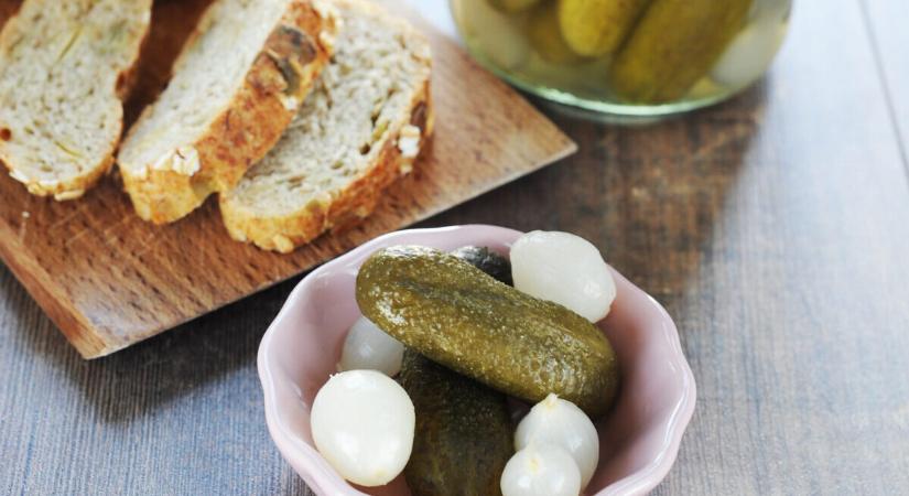 Savanyú uborka gyöngyhagymával