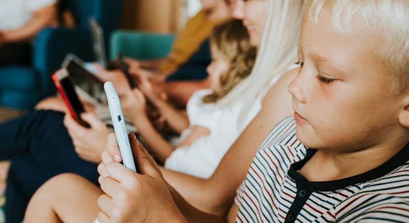 Így kerül be egy gyerek a digitális rácsok mögé (VIDEÓ)