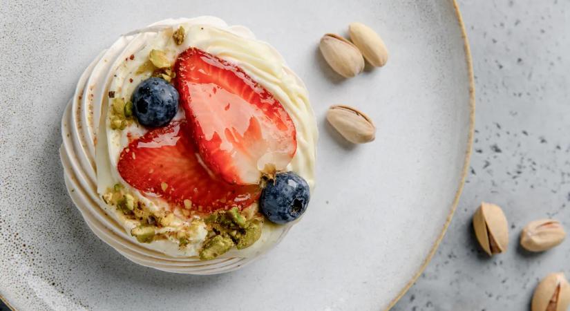 A húsvéti asztal sztárja lesz ez a málnás-pisztáciás mini Pavlova