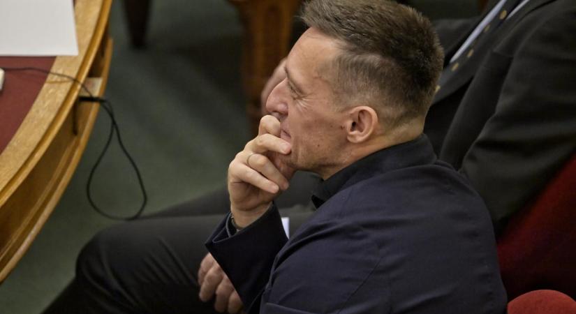 16 megbízásból 16 ment ugyanoda: Rogán Antalék új pénzcsapja szépen zubog tovább