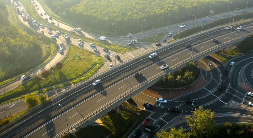 Videón, egy pillanat alatt vált veszélyessé egy hétköznapi helyzet az autópályán