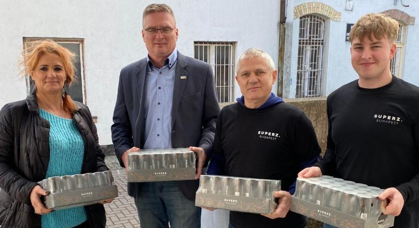 Ezer üdítőt kaptak a gondozottak