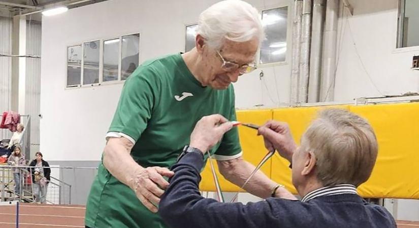 Közel a százhoz hatvanon futott új rekordot – elképesztő versenyt nyert meg a 99 éves Obádovics Gyula professzor