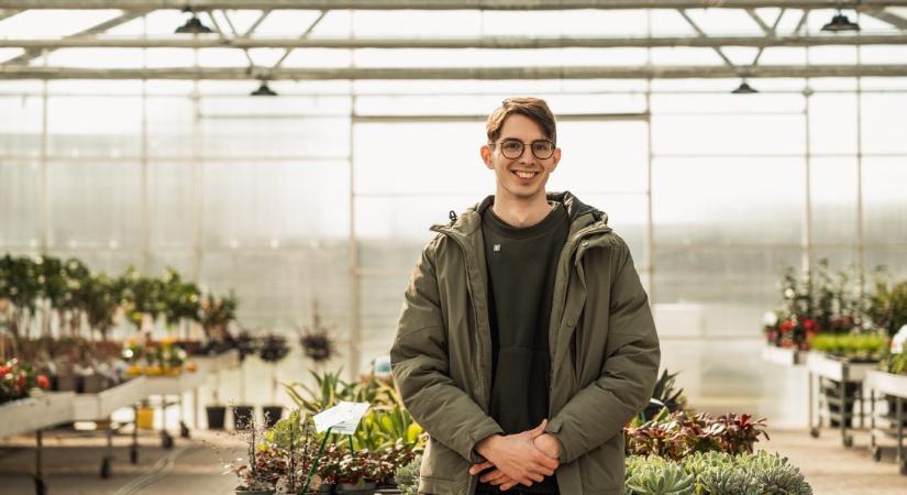 Mészáros Zsolt: Ugyanolyan nagy mosollyal megyek rózsát metszeni, mint gyomlálni