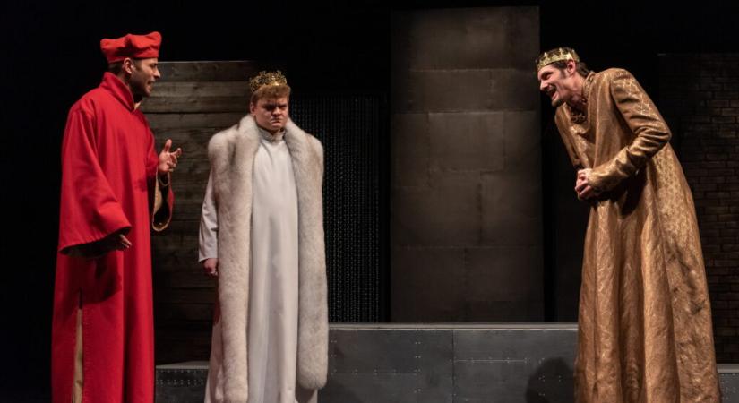 Hármas ünnep a Kosztolányi Dezső Színházban