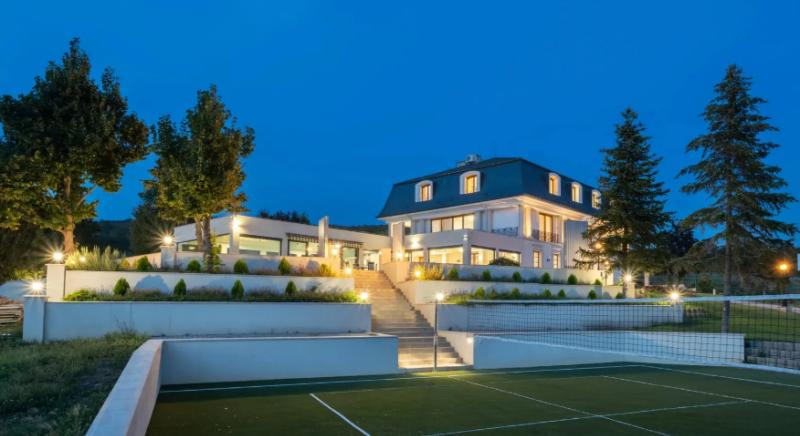 Milliókért kínálják a Stohl Buci-féle luxusvillát