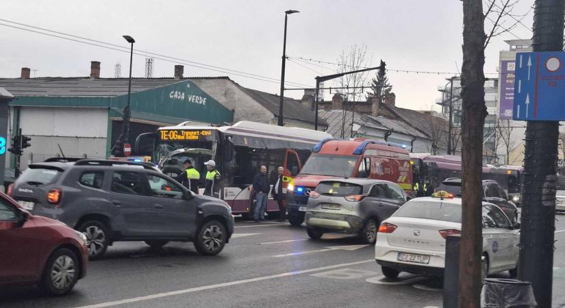 Kolozsvár: Átment a piroson a rollerrel, elgázolta a busz a 17 éves fiatalt (VIDEÓ)