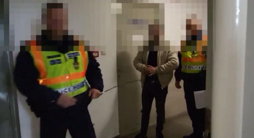 Videó: otthonában kapták el a szabolcsi dílert – durva mennyiségű anyag került elő