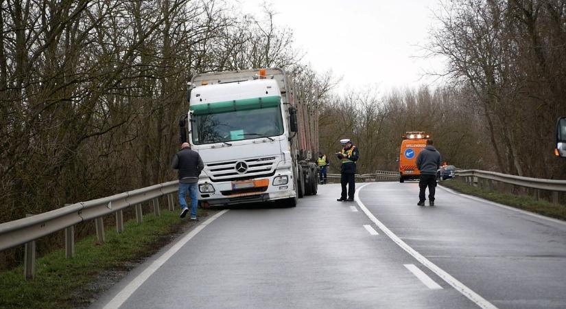 Kamionnal karambolozott, feszítő-vágó berendezéssel kellett kiszabadítani a sofőrt ( fotó)