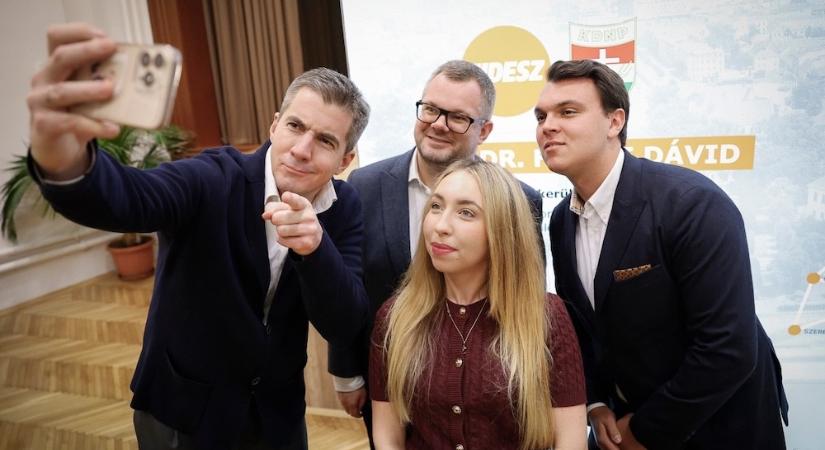 Fekete Dávid inkább Péren riogatott a háborúval, ahelyett, hogy a győri közgyűlésen dolgozott volna