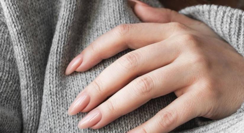A stílusos nők most csak ilyen körmöket akarnak: az üveghatású manikűr kifinomultan sikkes