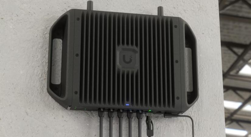 Rendkívül jól felszerelt Wi-Fi 7-es router érkezik, ami négy darab 90 W-os PoE portot és két SIM kártyahelyet is kínál