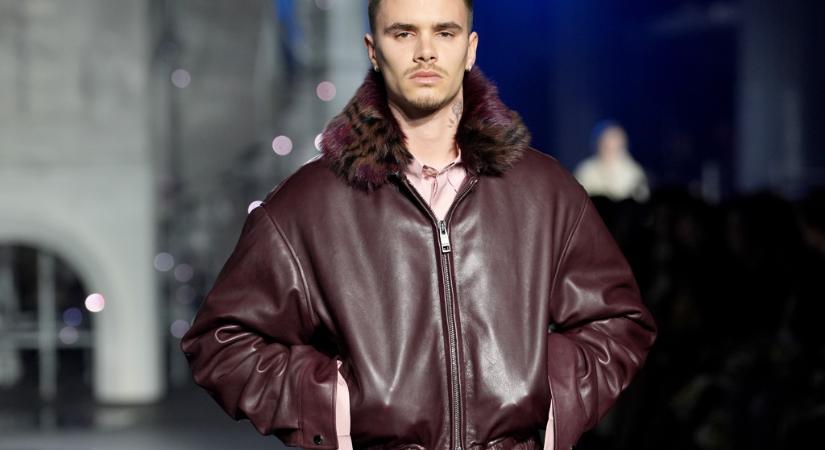 Romeo Beckham félistenként vonult a Burberry kifutóján a londoni divathéten