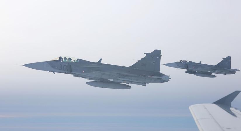 Légiharcot gyakorolnak a fejünk felett Kaposváron, és fogalmunk sincs róla