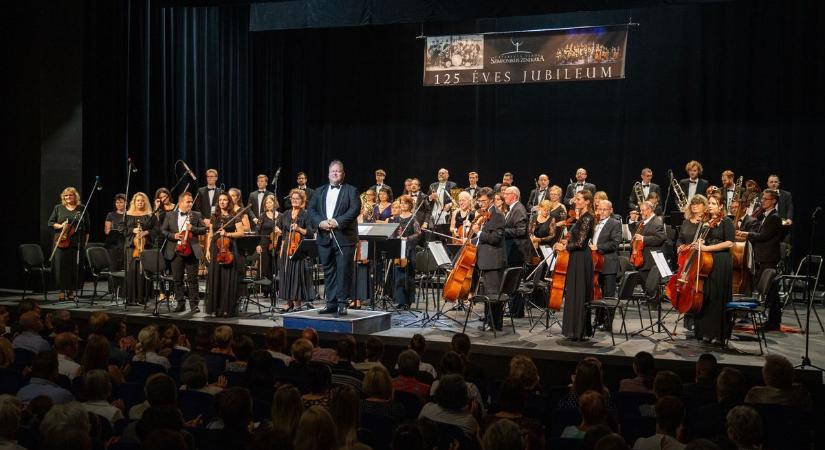 Farsangi zenei utazás Tatabányán: keleti hangok és világszínvonalú szoprán a színpadon