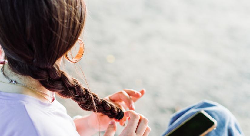 A fodrászok jól ismerik ezt a trükköt: így fonják be a hajukat alváshoz