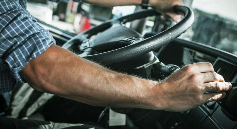 Gázspray-vel támadt az utasra a buszon – ezt a férfit keresi a rendőrség