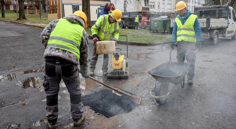 Itt a tavasz, eltüntetik a kaposvári kátyúkat