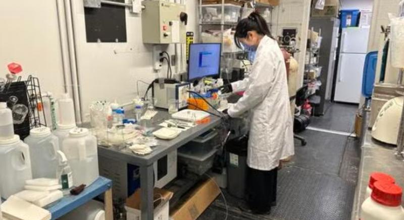 Napfénnyel működő technológia alakítja ecetsavvá a műanyaghulladékot