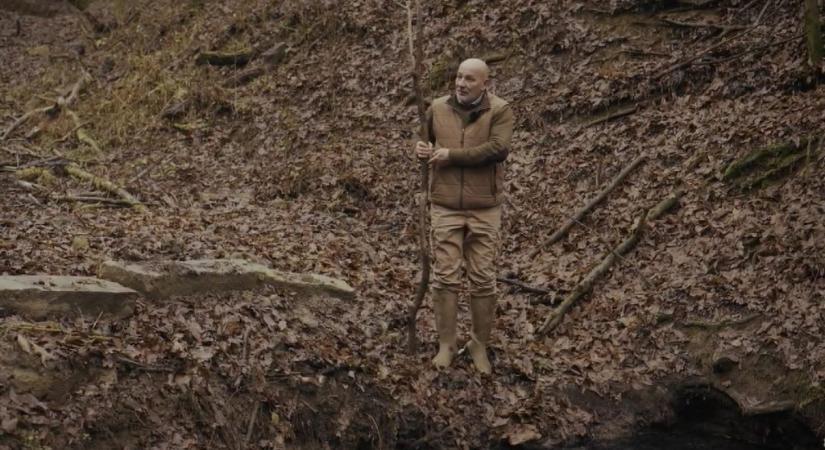 Vizet fakaszt a kiszáradó erdőkben egy nográdi vadász
