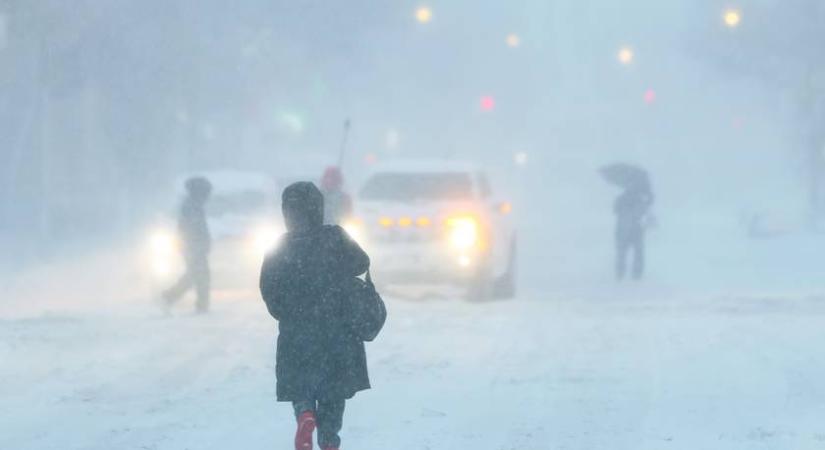 Brutális hóviharral csapott le a bombaciklon: 94 centis hó bénította meg Amerikát