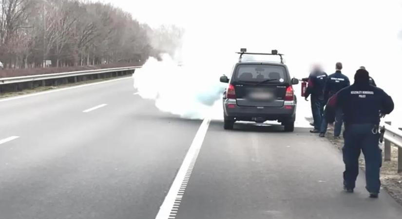 Kigyulladt egy autó az M3-ason, a végén jött a rendőröket is meglepő fordulat