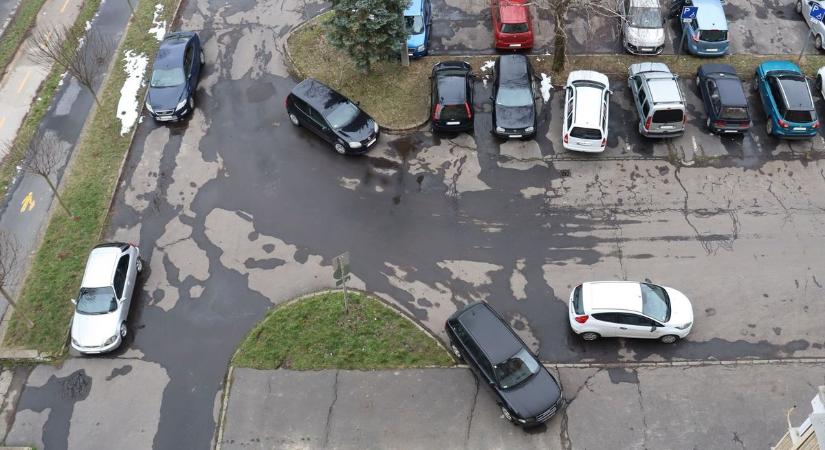 Volt hely a parkolóban, mégis a tűzoltóknak fenntartott területen várakoztak – Egymillió forint is lehet a bírság