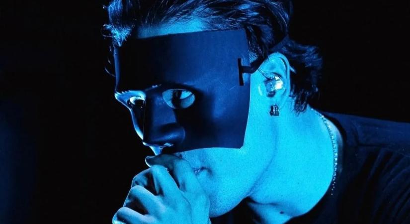 T. Danny maszkja divatot teremtett: miért takargatják magukat a legnagyobb sztárok?