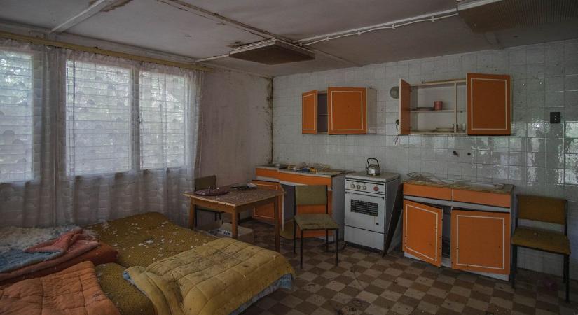 Retró üdülő omladozik a Balaton partján – Fotókon, ahogy örökre megállt az idő