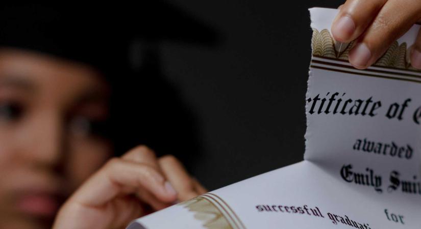 Élő műsorban tépte szét a diplomáját egy volt elnöki tanácsadó – Szociológus szerint haszontalan gesztus