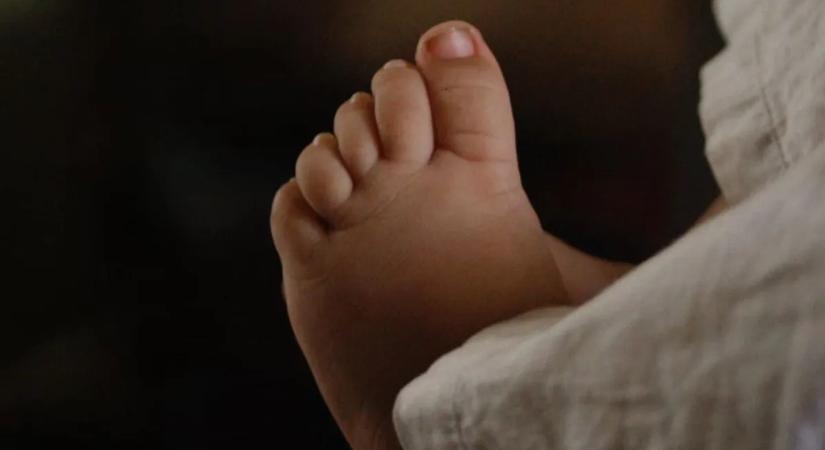 Drámai: a karjaiban vitte be a házba a halott csecsemőjét egy nő a tragédia után