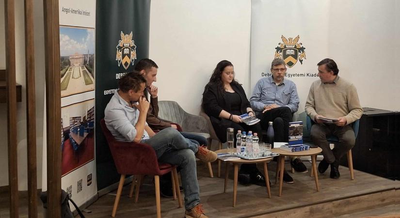 A kamera mint fegyver