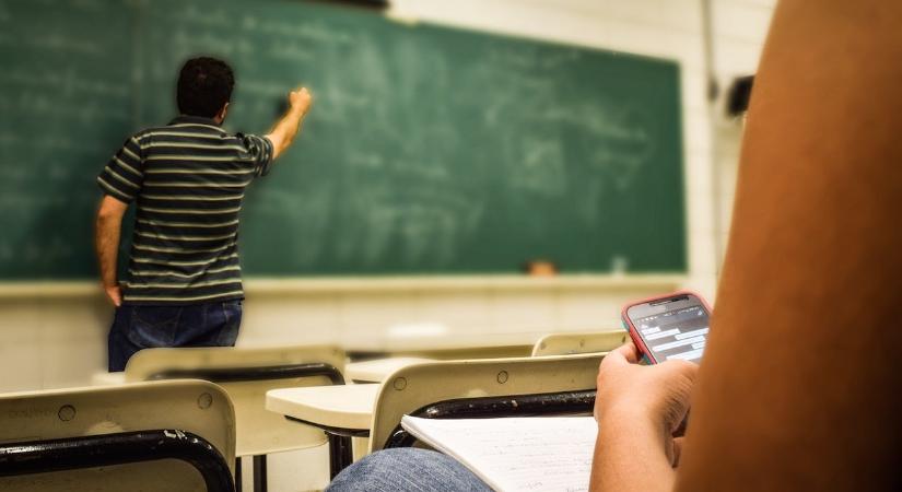 Két nappal az április 12-i választások előtt extrapénzt kapnak a magyar tanárok – ekkora összegről van szó