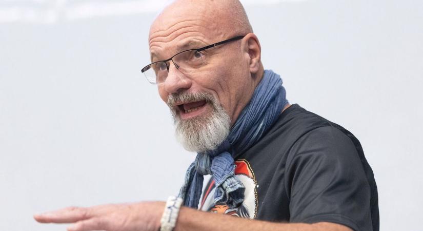 Ma Zacher Gábor toxikológus érkezik Tolna városába