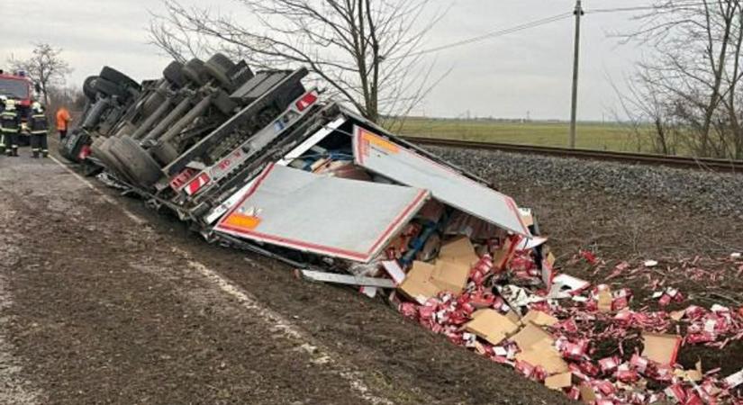 Vörösbe borult az árok Kunszentmártonnál – rengeteg kávé ömlött ki a 442-es úton