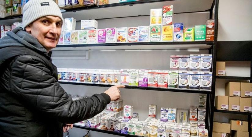 Az Orvos, aki nem orvos, mégis hozzá járnak tanácsért a Búza téren - fotók