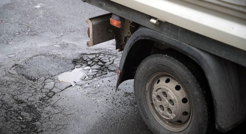 Meddig tűrjük még a kátyús, repedezett utakat? A lakók megoldást várnak